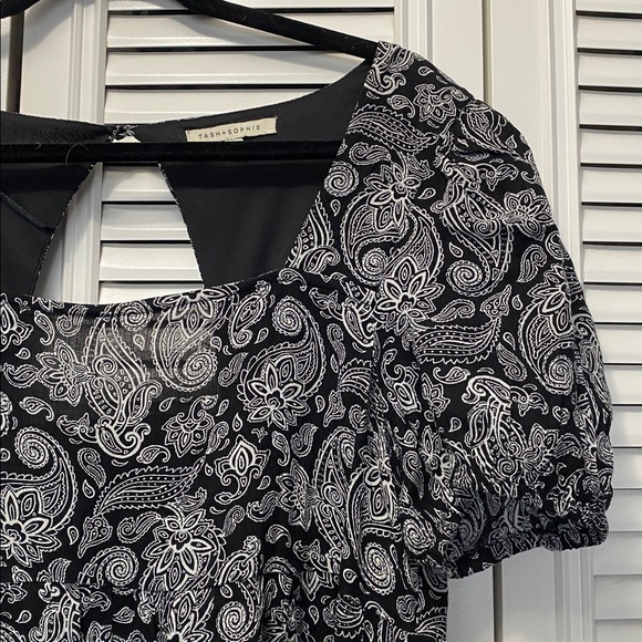 Babydoll Puff Sleeve Black and White Paisley Dress - Picture 4 of 8